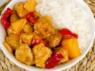 Рецепта Пикантни панирани пилешки хапки с ананас и чушки по китайски